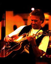 JmLUj9502s.jpg (32108 byte)